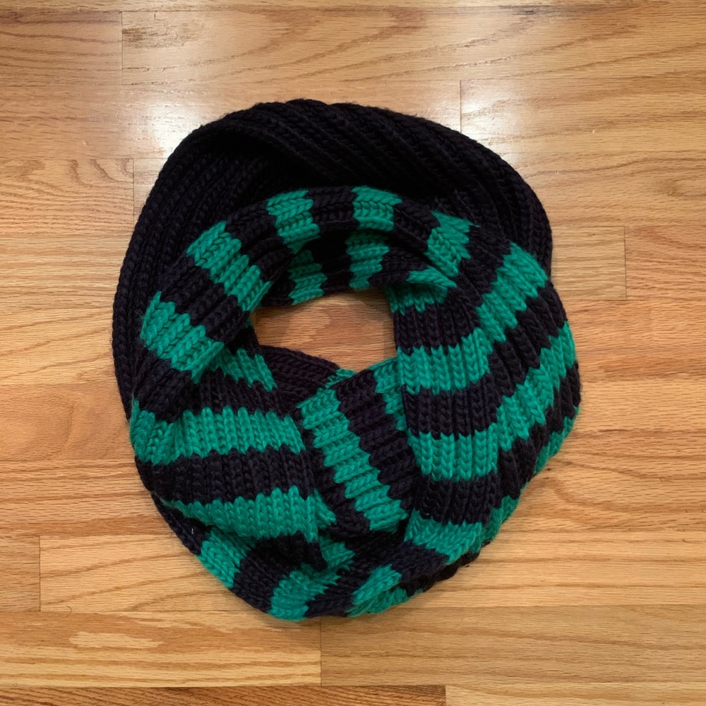 ❄️ NWOT Mossimo Green and Navy Infinity Scarf